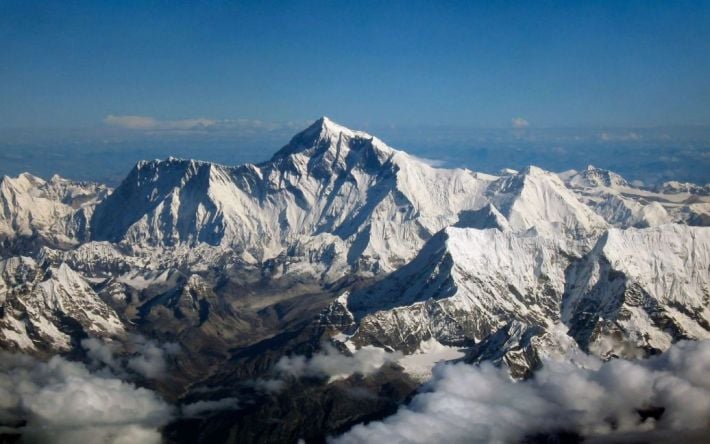 Гора стала вонять: альпинистов на Эвересте обязали забирать с собой собственные фекалии