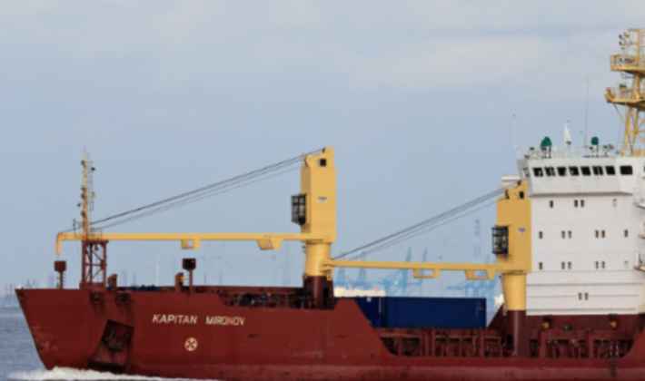В Бердянске заметили российское судно, которое ворует зерно (фото)