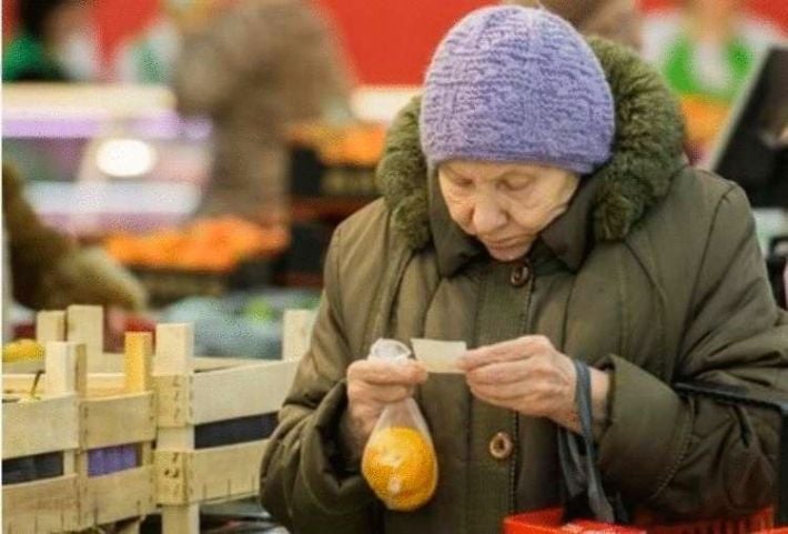 Є місце доброті - у Мелітополі касир супермаркету оплатила пенсіонерці покупки