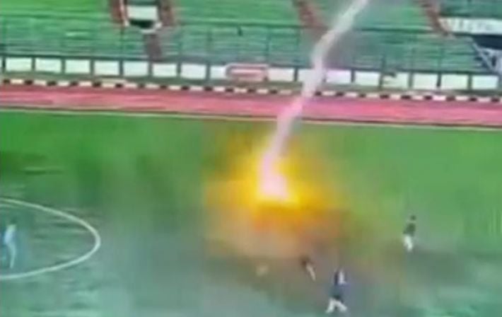 В Индонезии молния ударила футболиста во время матча