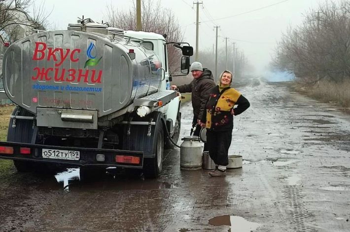 "Солить" мусор и запивать привозной водой - оккупанты издеваются над мелитопольцами (фото)