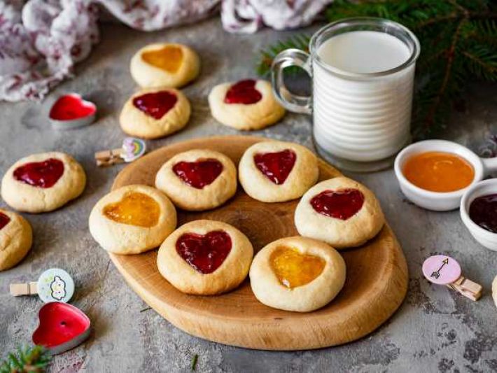 Рецепт сладких "валентинок": как приготовить песочное печенье с шоколадными сердечками