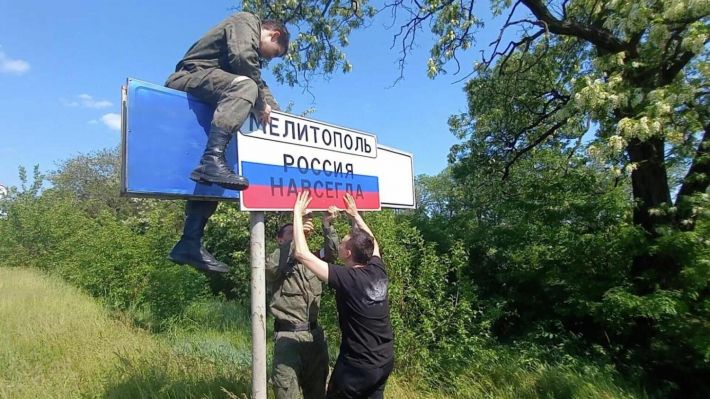 Под русским игом. Как Россия усиливает контроль над Мелитополем и другими оккупированными городами Украины (фото)