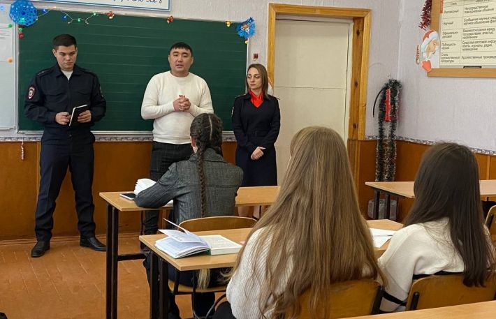 Рашисты планируют записать мелитопольских школьников в каратели (фото)