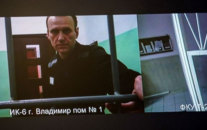 По всему миру акции из-за смерти Навального. В России угрожают ответственностью