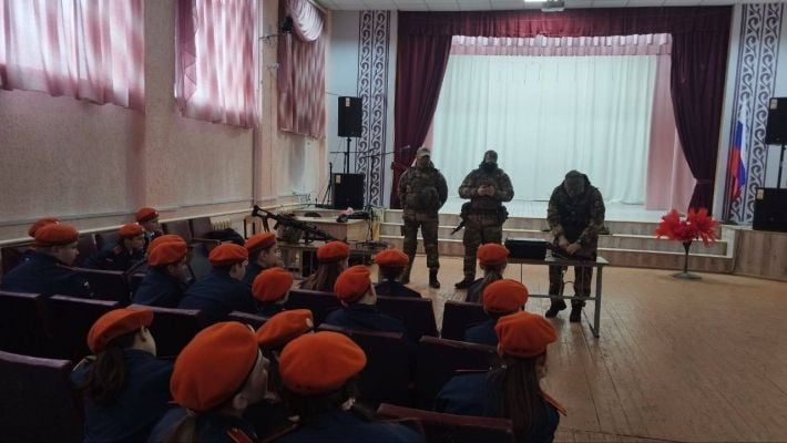 Необучаемые - оккупанты в Мелитополе принесли школьникам оружие (фото)