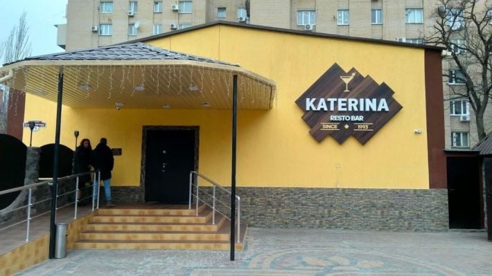 Владельцы ресторана, где любит собираться верхушка коллаборантов Мелитополя, устроили алкогольный террор