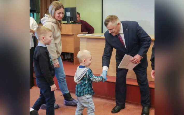 Потому что ему противно: в России мэр одного из городов надел перчатку, чтобы здороваться с местными за руку (видео)