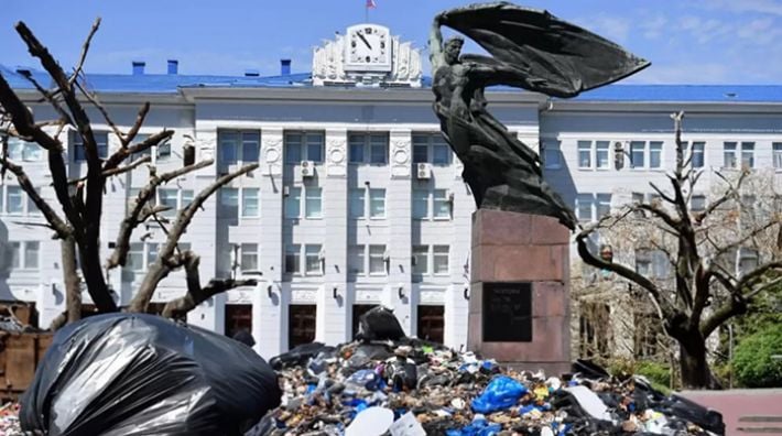В Бердянске оккупанты на второй год войны поняли, что мусор нужно вывозить