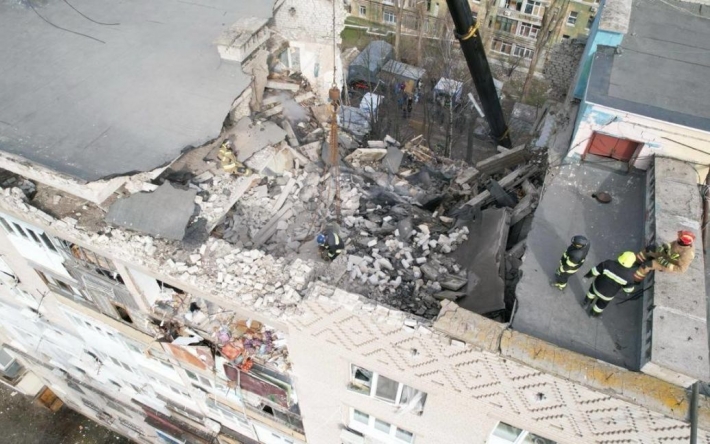В Днепре из-под завалов дома, в который ударили беспилотником оккупанты, достали тело мужчины