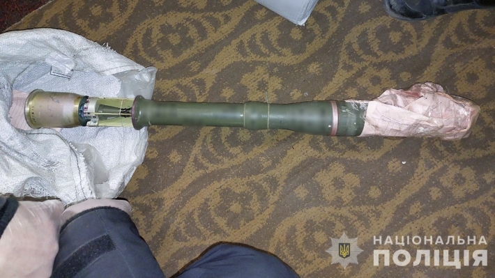 В Запорожской области полицейские задержали мужчину, который сбывал оружие и боеприпасы (фото)