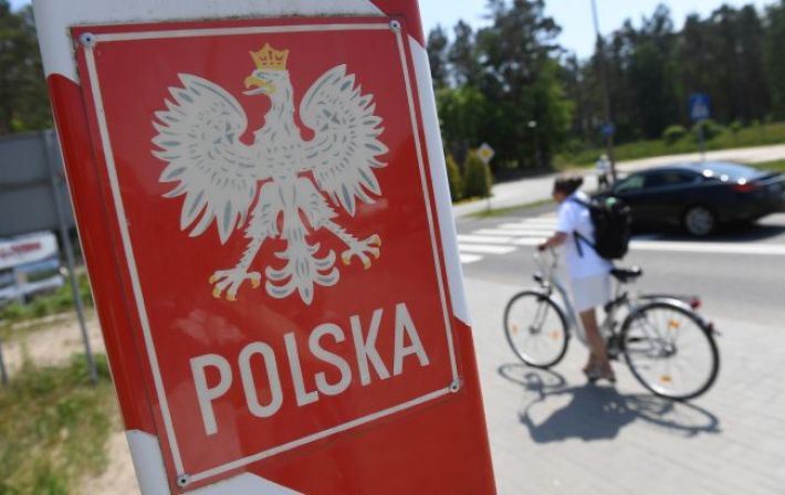 У Польщі активісти висипали купу гною під будинком російського посла у Варшаві