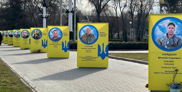 Сьогодні на Алеї героїв у Запоріжжі встановили ще 20 призм із портретами та біографіями загиблих військових