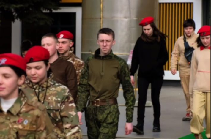 Готовые боевики на поле боя - оккупанты по полочкам разложили, что ждёт мелитопольских детей в будущем (видео)