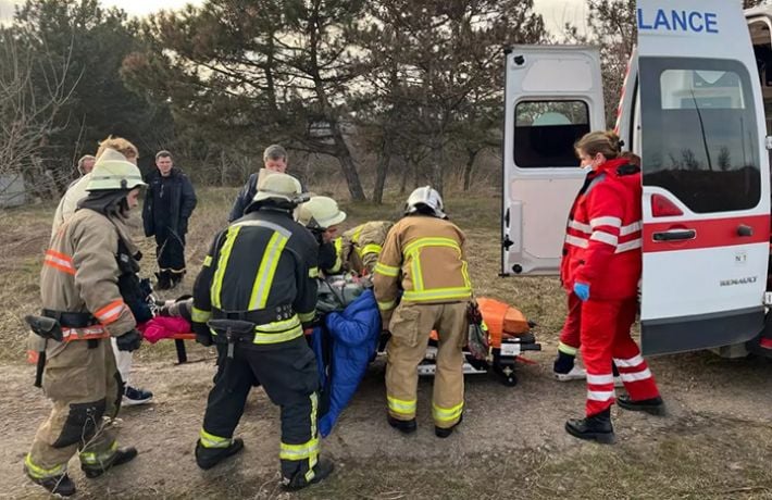 Запорожские спасатели 2 км несли упавшую с лошади девушку