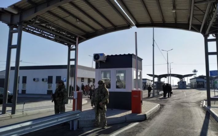 "Пассажиров высадили, автобус уехал": жителей Мелитополя часам держат на фильтрации при въезде в Крым