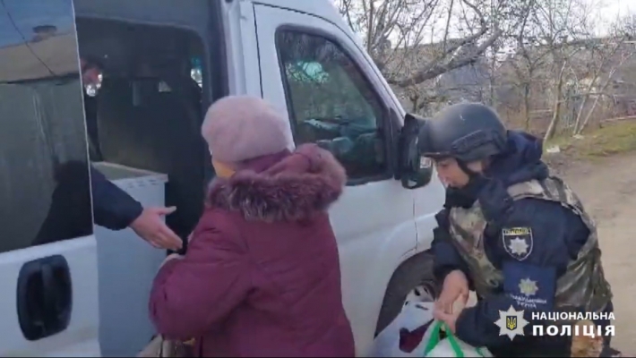 Запорожские полицейские эвакуировали пожилую женщину из прифронтового Приморского