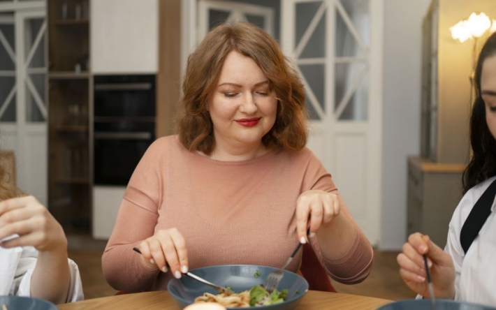 Яку їжу треба виключити з раціону після 40, щоб не спровокувати ожиріння