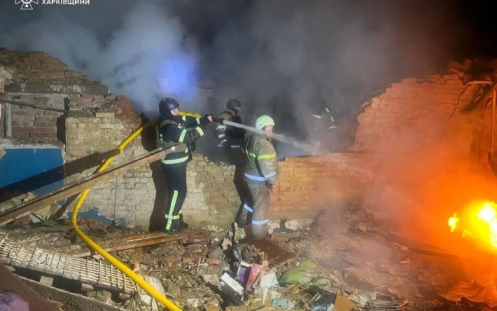 Пошкоджені гаражі, автомобілі та вибиті вікна: рятувальники ліквідували наслідки ударів ворожих безпілотників на Харківщині