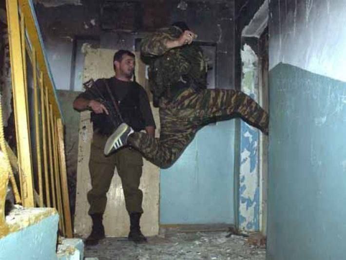 В Мелитополе российские вояки срезали болгаркой замки в чужой квартире
