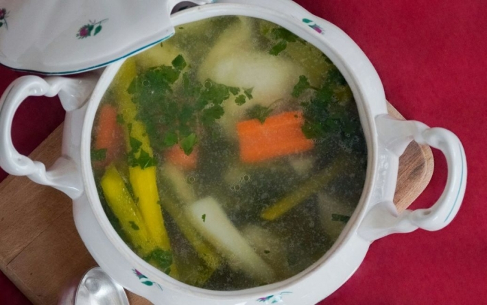 Українці додають цей овоч до супів, але він може перетворити їх на отруту: ви б навіть не здогадалися