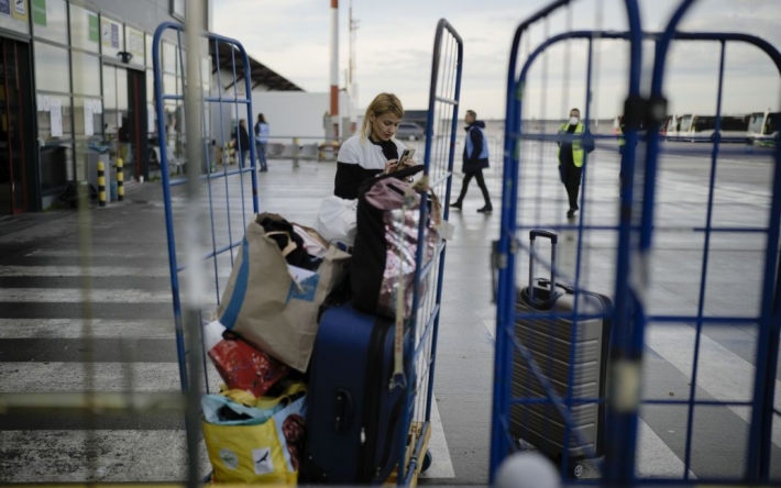 На что тратят деньги украинские беженцы за границей: банкиры дали ответ
