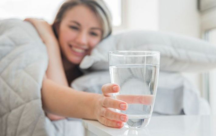 Почему по утрам нужно пить теплую воду: медики назвали 7 причин