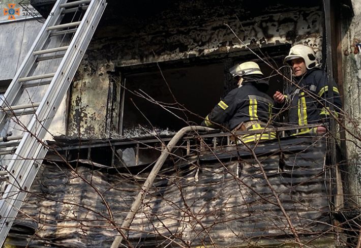 В Запорожье спасатели ликвидировали пожар на балконе (фото)