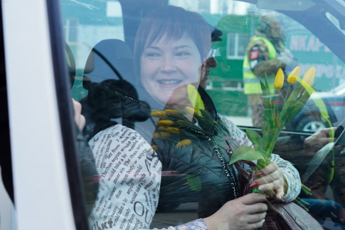 Оккупанты с цветами и борды с подтекстом: в Мелитополе рашисты уже отмечают 8 марта (фото)