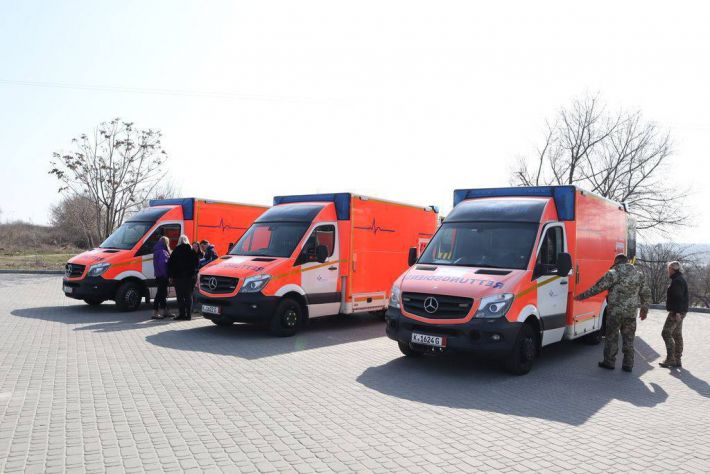 Запорожский военный госпиталь и две общины получили машины скорой помощи для транспортировки раненых (фото)