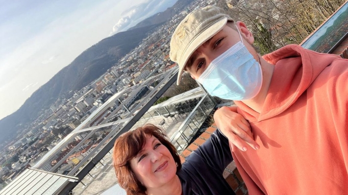 Парень, пострадавший в результате удара по Запорожью, проходит лечение в Австрии
