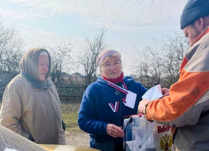 Под Мелитополем на штабистов путина, которые ходят по домам с урной для голосования, спустили собак (фото, видео)