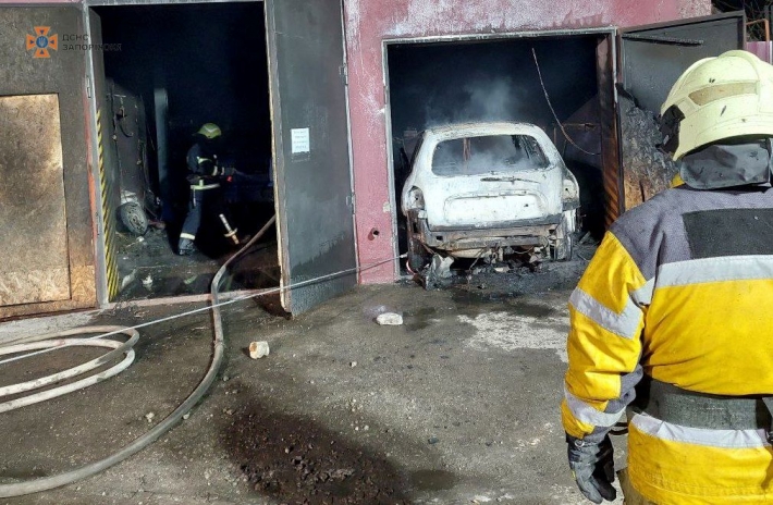 Запорожские спасатели ликвидировали пожар в гараже