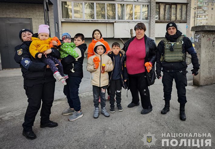 З Приморського Запорізької області, яке знаходиться під обстрілами рф, евакуювали дві багатодітні родини