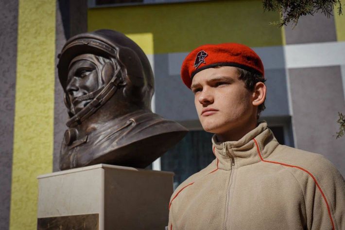 Получили знак из космоса - оккупанты в Мелитополе установили новый бюст советского героя (фото)