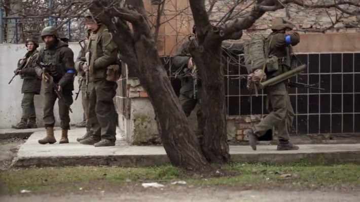 Военные из Мелитополя есть в кадрах фильма про Мариуполь, который получил «Оскар» (фото, видео)