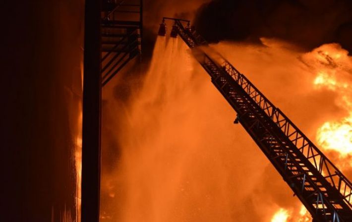 Удар по нефтебазе в российском Орле: пожар тушат 60 человек и поезд
