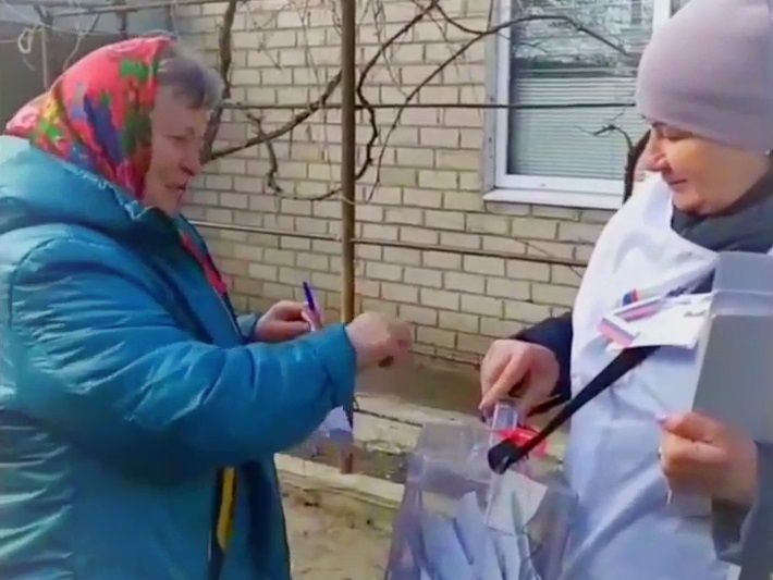 Выбирают дьявола, но крестят урны: пропагандисты в Мелитополе пробили дно на выездном голосовании (видео)