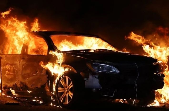 В Мелитополе ночью пьяным "асвабадителям" сожгли автомобиль
