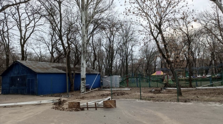 Оккупанты демонтировали один из главных атрибутов мелитопольского парка (фото)