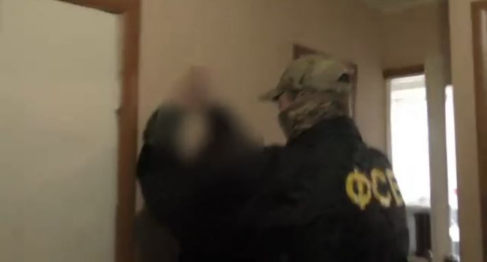 В оккупированном Мелитополе ФСБ показательно похитила из дома двух мирных жителей (видео)