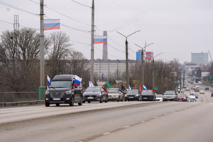 Кринж дня: оккупанты в Мелитополе опозорились с джипами и советскими флагами (видео)