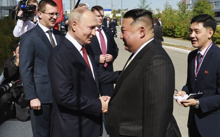 Сеул заявил, что Ким Чен Ын передал России несколько тысяч контейнеров с боеприпасами