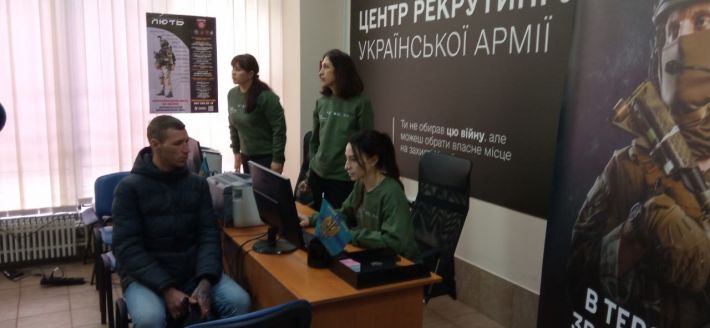 Выбрать специальность и бригаду на свое усмотрение – в Запорожье открылся рекрутинговый центр украинской армии (фото, видео)