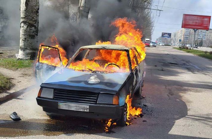 Запорожские пожарные ликвидировали пожар в автомобиле (фото)