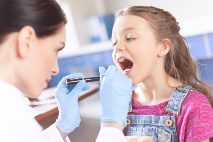 Особливості догляду за горлом у дітей під час захворювання