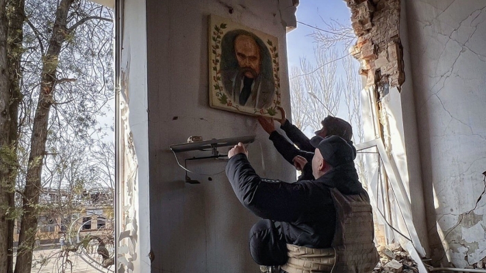 В Орехове из разрушенного дома культуры спасли портрет Кобзаря