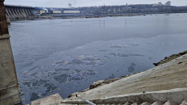 В результате обстрела ДнепроГЭСа в реку Днепр произошла утечка нефтепродуктов (фото)