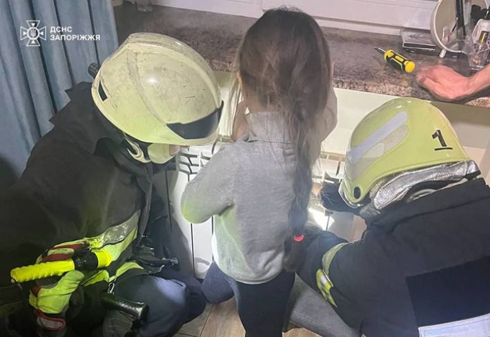 Запорожские спасатели оказали помощь ребенку, застрявшему между ребрами батареи (фото)