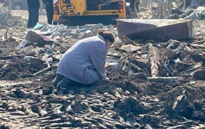 Мать погибшего водителя троллейбуса в результате попадания ракеты рф по ДнепроГЭС нашла только остатки сына - Запорожье скорбит